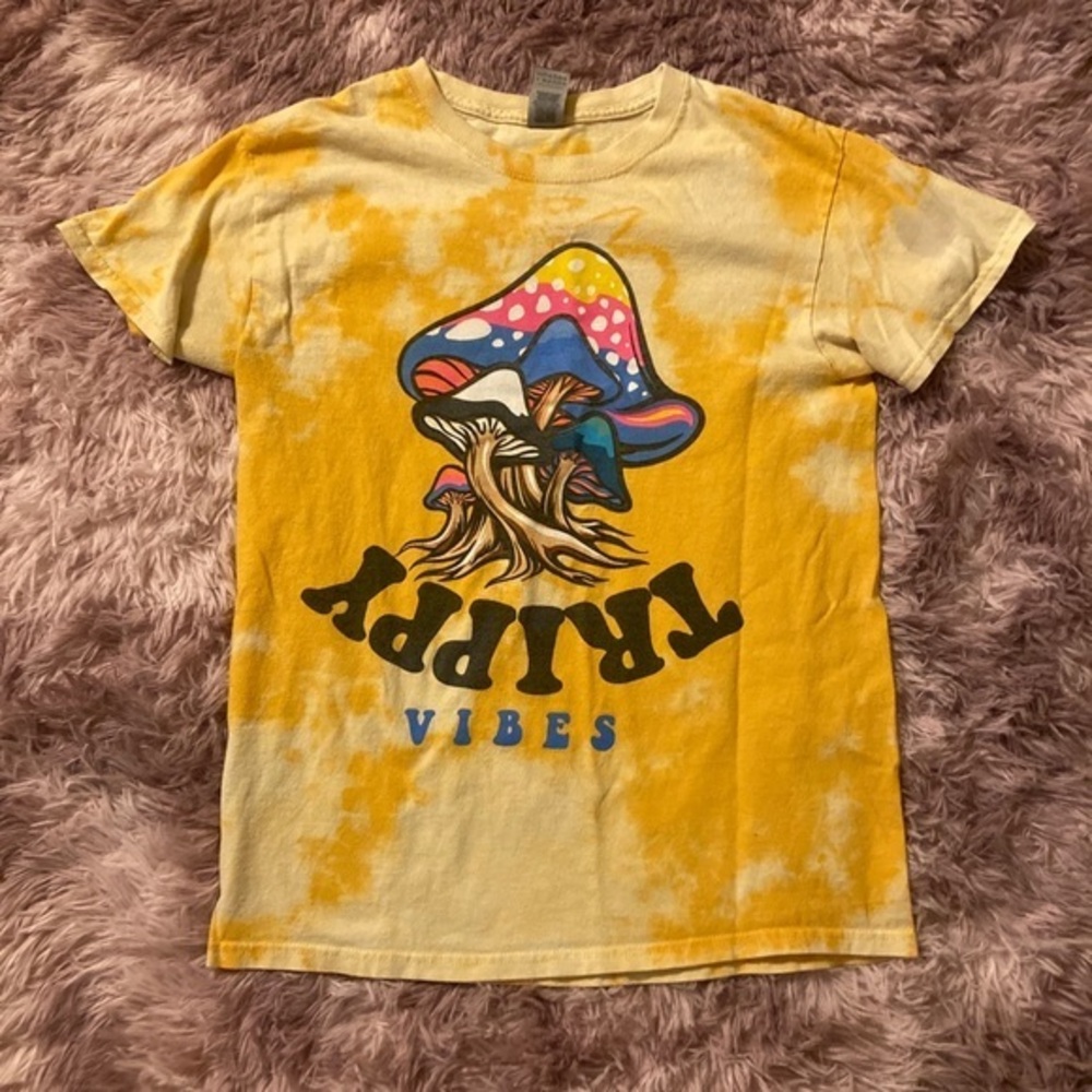 Size small Trippy Vibes Mushroom Tie Dye t shirt in great condition vintage
